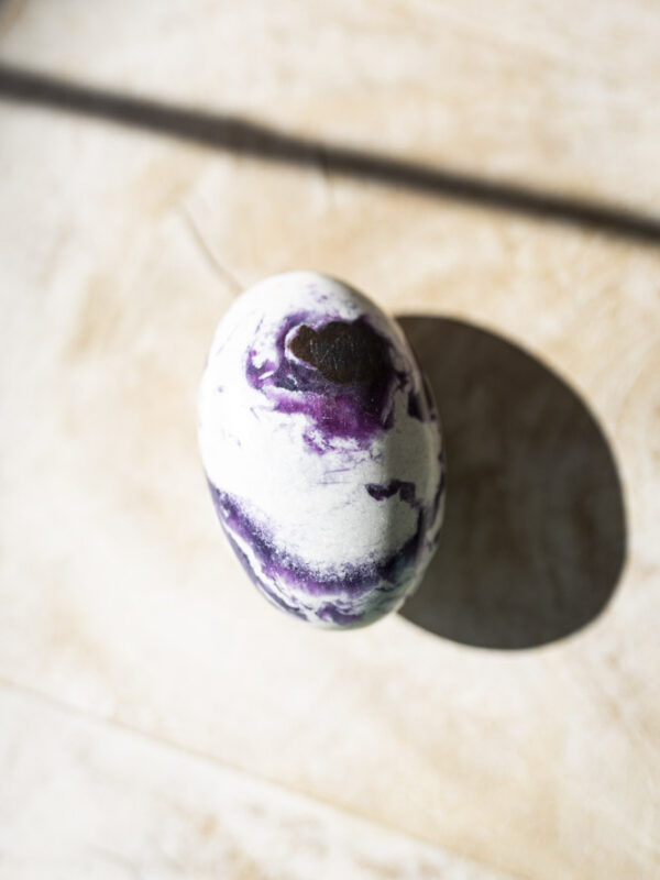 Kammererit palmstone - dybe grønlige og lilla toner, silkeagtig glans og beroligende, hjerteåbnende energi, perfekt til healing, meditation, højere bevidsthed, spirituel indsigt og daglig selvomsorg.