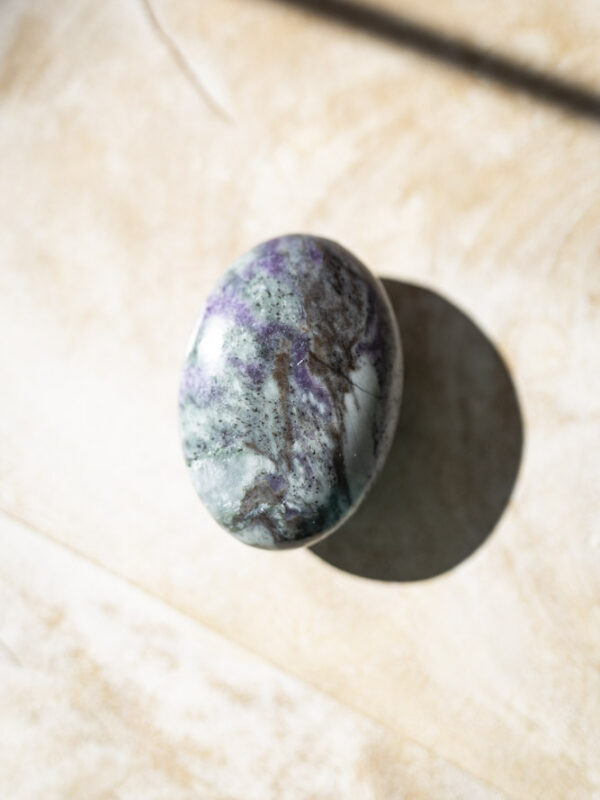 Kammererit palmstone - dybe grønlige og lilla toner, silkeagtig glans og beroligende, hjerteåbnende energi, perfekt til healing, meditation, højere bevidsthed, spirituel indsigt og daglig selvomsorg.