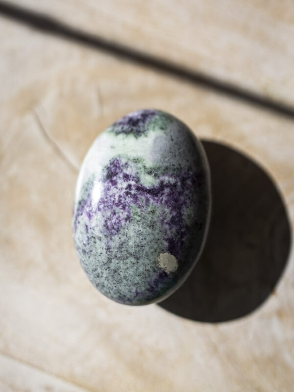Kammererit palmstone - dybe grønlige og lilla toner, silkeagtig glans og beroligende, hjerteåbnende energi, perfekt til healing, meditation, højere bevidsthed, spirituel indsigt og daglig selvomsorg.