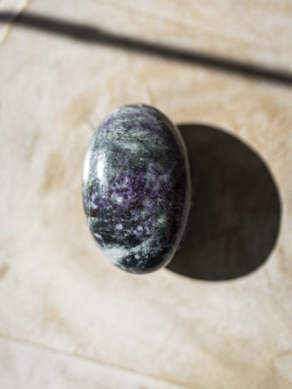 Kammererit palmstone - dybe grønlige og lilla toner, silkeagtig glans og beroligende, hjerteåbnende energi, perfekt til healing, meditation, højere bevidsthed, spirituel indsigt og daglig selvomsorg.