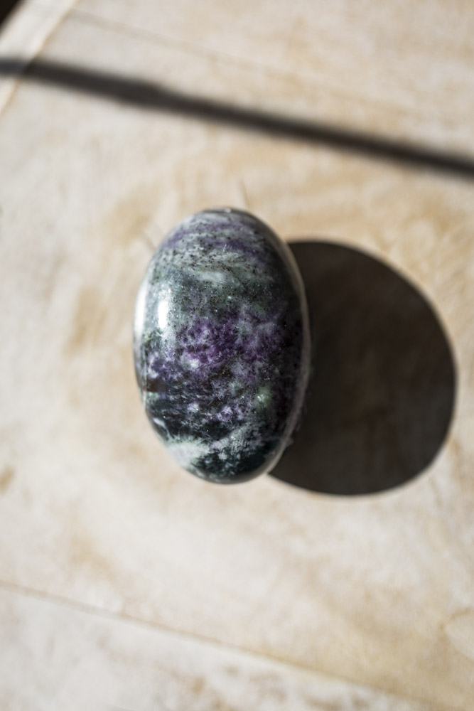 Kammererit palmstone - dybe grønlige og lilla toner, silkeagtig glans og beroligende, hjerteåbnende energi, perfekt til healing, meditation, højere bevidsthed, spirituel indsigt og daglig selvomsorg.