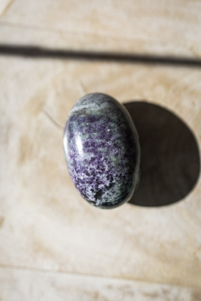Kammererit palmstone - dybe grønlige og lilla toner, silkeagtig glans og beroligende, hjerteåbnende energi, perfekt til healing, meditation, højere bevidsthed, spirituel indsigt og daglig selvomsorg.