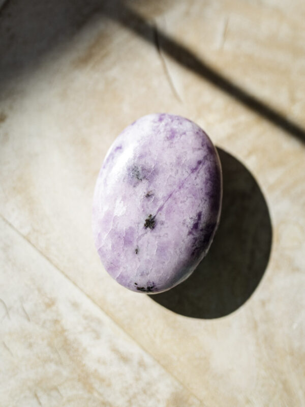 Kunzit palmstone i lyserøde/lilla nuancer - hjerteåbnende krystal med beroligende energi og naturligt lithium til følelsesmæssig balance.