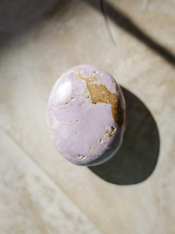 Phosphosiderit palmstone i blød lilla farve - beroligende krystal til stressreduktion, indre ro og meditativ fordybelse.