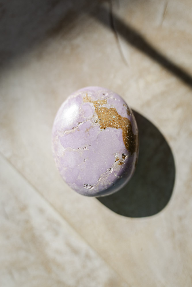 Phosphosiderit palmstone i blød lilla farve - beroligende krystal til stressreduktion, indre ro og meditativ fordybelse.