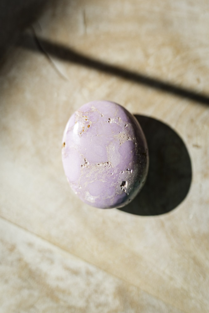 Phosphosiderit palmstone i blød lilla farve - beroligende krystal til stressreduktion, indre ro og meditativ fordybelse.