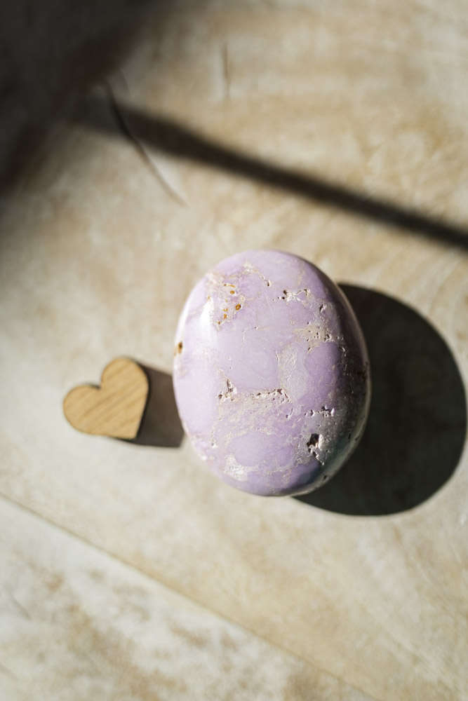 Phosphosiderit palmstone i blød lilla farve - beroligende krystal til stressreduktion, indre ro og meditativ fordybelse.