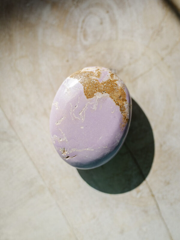 Phosphosiderit palmstone i blød lilla farve - beroligende krystal til stressreduktion, indre ro og meditativ fordybelse.