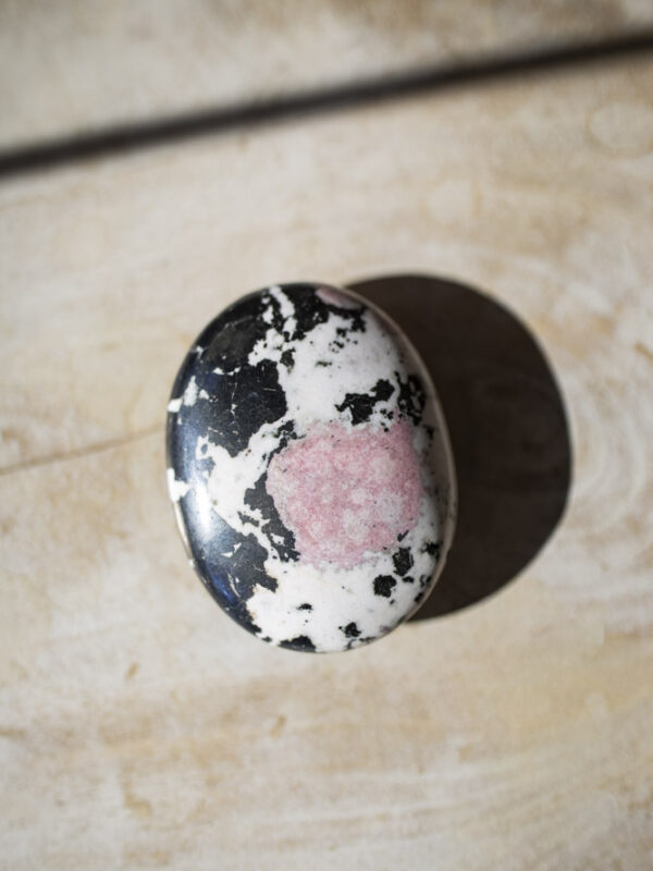 Rhodochrosit palmstone i håndpoleret kvalitet - lyserød krystal med naturlige bånd, ideel til selvkærlighed, healing og meditation.