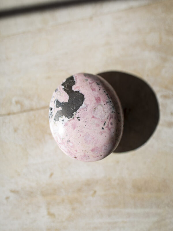 Rhodochrosit palmstone i håndpoleret kvalitet - lyserød krystal med naturlige bånd, ideel til selvkærlighed, healing og meditation.