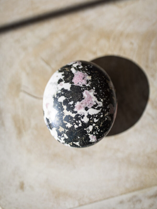 Rhodochrosit palmstone i håndpoleret kvalitet - lyserød krystal med naturlige bånd, ideel til selvkærlighed, healing og meditation.