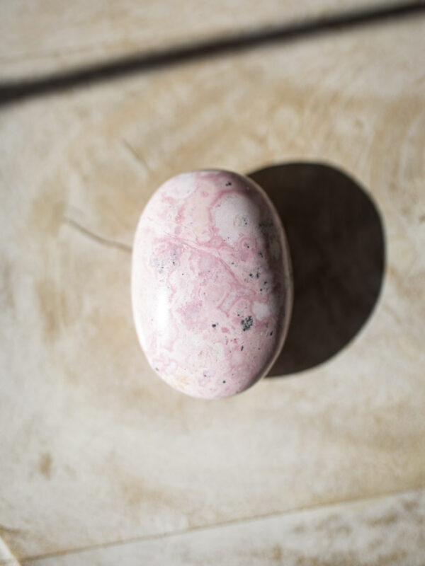 Rhodochrosit palmstone i håndpoleret kvalitet - lyserød krystal med naturlige bånd, ideel til selvkærlighed, healing og meditation.