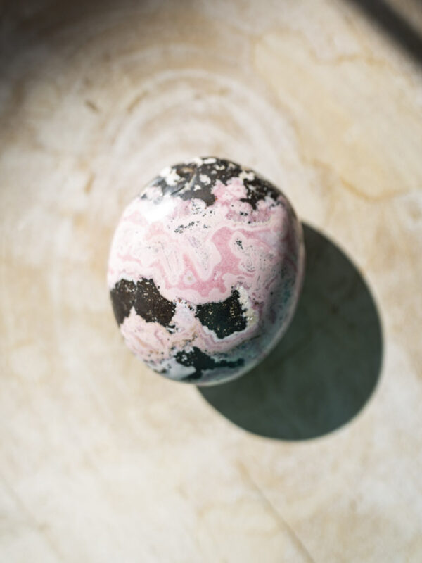 Rhodochrosit palmstone i håndpoleret kvalitet - lyserød krystal med naturlige bånd, ideel til selvkærlighed, healing og meditation.