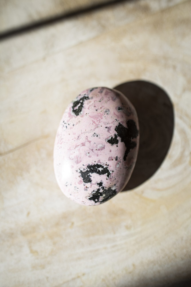 Rhodochrosit palmstone i håndpoleret kvalitet - lyserød krystal med naturlige bånd, ideel til selvkærlighed, healing og meditation.