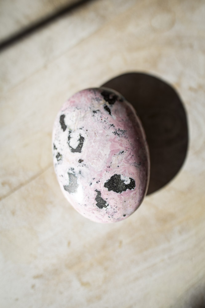 Rhodochrosit palmstone i håndpoleret kvalitet - lyserød krystal med naturlige bånd, ideel til selvkærlighed, healing og meditation.