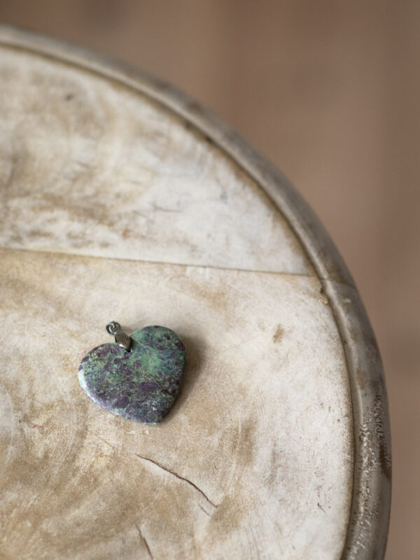 Hjerteformet vedhæng i Rubin Fuchsit - smukt krystalsmykke kendt for sine kærlige og støttende energier