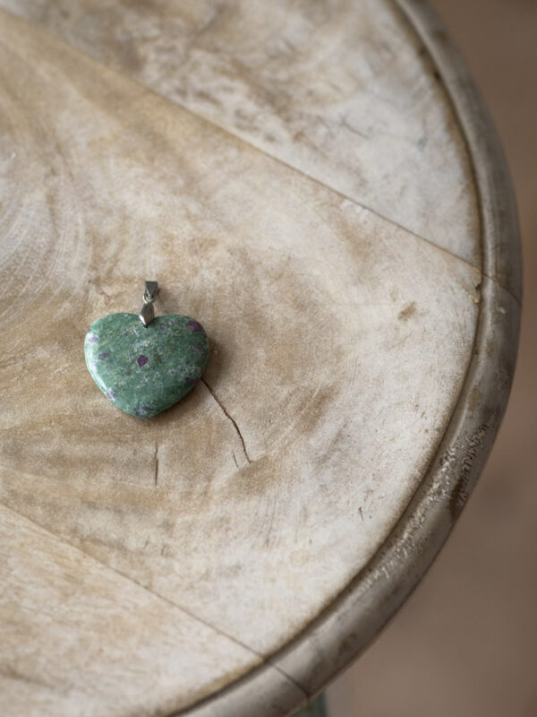 Krystalsmykke i Rubin Fuchsit hjerteform, kendt for at støtte følelsesmæssig balance og hjertets energi