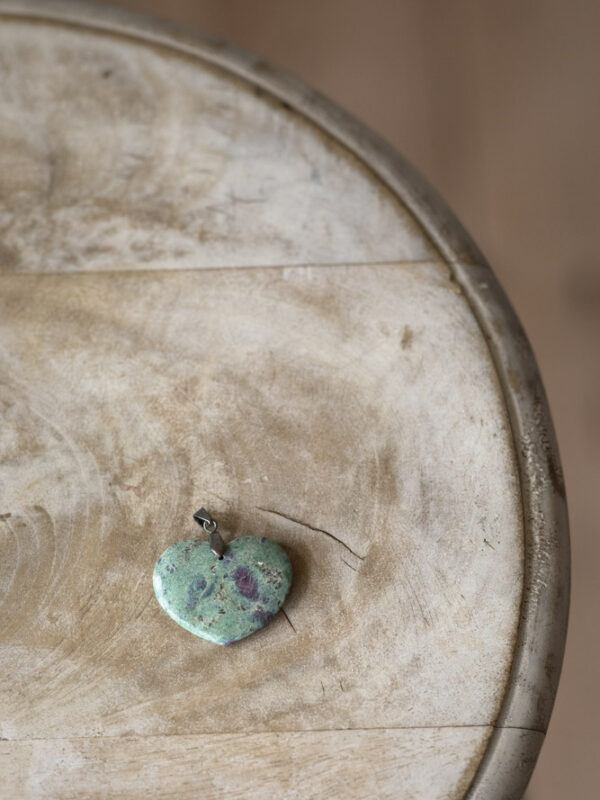 Håndpoleret hjertevedhæng i Rubin Fuchsit, et krystalsmykke der symboliserer selvomsorg og følelsesmæssig styrke