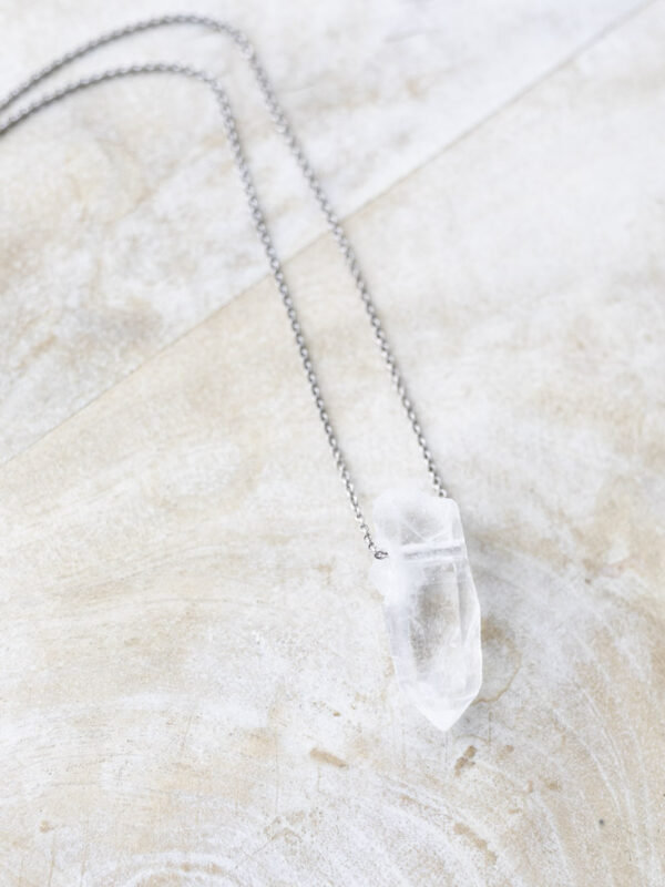 Bjergkrystal smykke vedhæng til halskæde - klarhed, healing og energiforstærkning