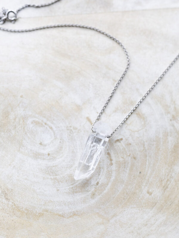 Bjergkrystal vedhæng til halskæde - bær klarhed, healing og energiforstærkning med dig som smykke