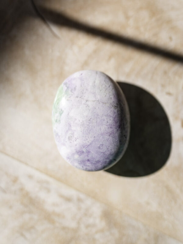 Bolivianit krystal som palmstone, en sjælden sten, som står for hjerteenergi og intuition