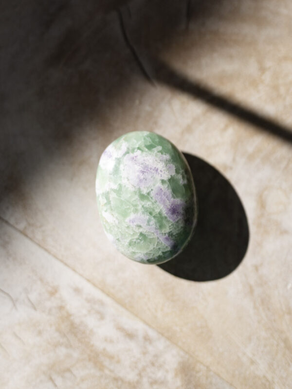 Bolivianit palmstone, en sjælden krystal, som skaber balance mellem sind og hjerte