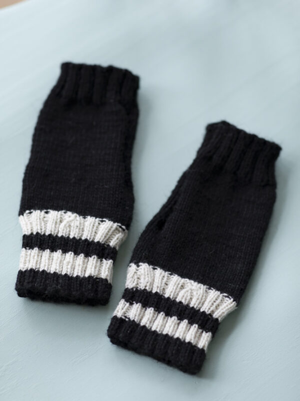 Sorte håndledsvarmere, strikkede med sort-hvid håndledsrib i 100% ren uld