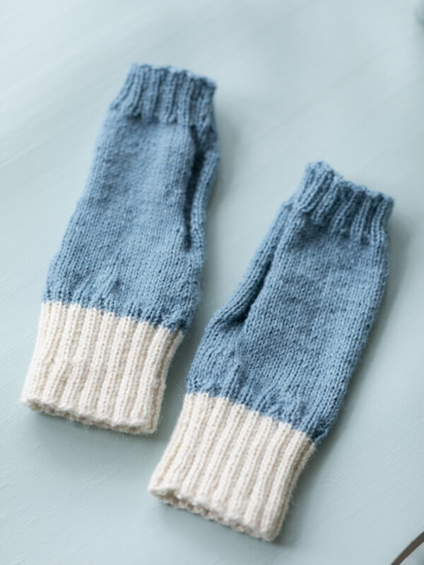 Strikkede håndledsvarmere, hjemmelavede, vinterblå, ren uld