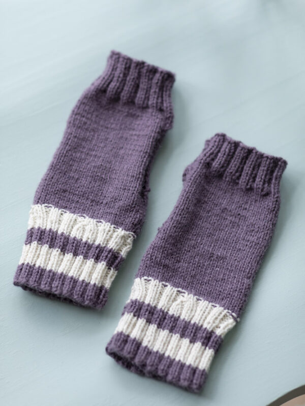 Håndstrikkede håndledsvarmere i lavendel farve og 100% uld