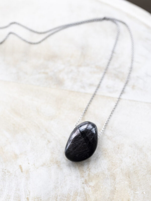 Hypersten vedhæng til halskæde. Krystallen til beskyttelse, indre ro, grounding og intuition