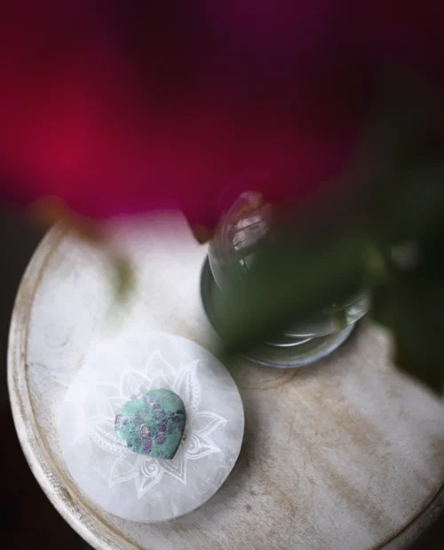 Selenitplade med rubin fuchsit hjerte