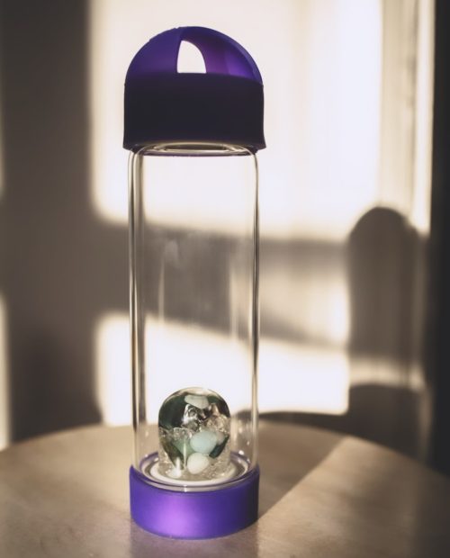 Glasflaske med krystaller